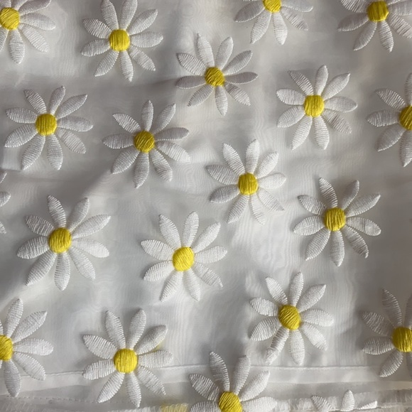 Beautiful daisy skirt! Size small - Picture 2 of 4